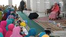 Pendakwah Mamah Dede memberi Tausyiah mengenai musibah di Indonesia di Masjid al i'tisom, Ciputat, Senin (15/10). Tausiah dalam rangka menjalin silaturahmi sekaligus sebagai doa bersama untuk korban gempa dan tsunami di Palu. (Merdeka.com/Arie Basuki)