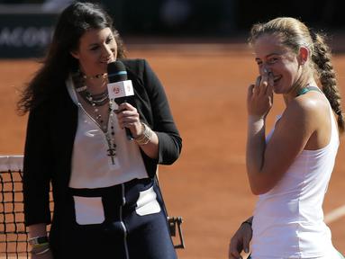 Petenis Latvia, Jelena Ostapenko, diwawancarai wartawan usai laga melawan petenis Swiss, Timea Bacsinszky di semifinal Prancis Terbuka di Roland Garros, Paris Jumat (9/6/2017). Jelena Ostapenko menang dengan skor 7-6(4), 3-6, 6-3. (AP/Michel Euler)