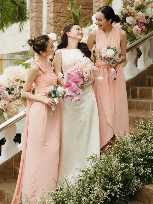 Di momen pemberkatan pernikahan Cassandra Lee, Beby Tsabina juga menjadi bridesmaid sang sahabat. [Foto: Instagram/bebytsabina]