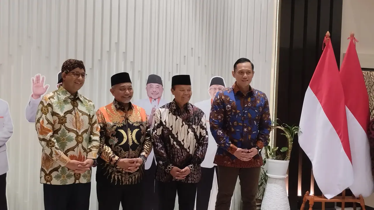Presiden PKS Ahmad Syaikhu bersama Bacapres Anies Baswedan dan Ketua Umum Partai Demokrat Agus Harimurti Yudhoyono (AHY) saat menghadiri pagelaran wayang kulit di DPP PKS.