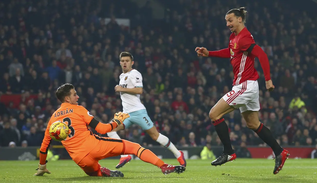  Zlatan Ibrahimovic saat mencetak gol ke gawang West Ham United pada laga Piala Liga Inggris di Stadion Old Trafford, (30/11/2016). MU menang 4-1. (AP/Dave Thompson)