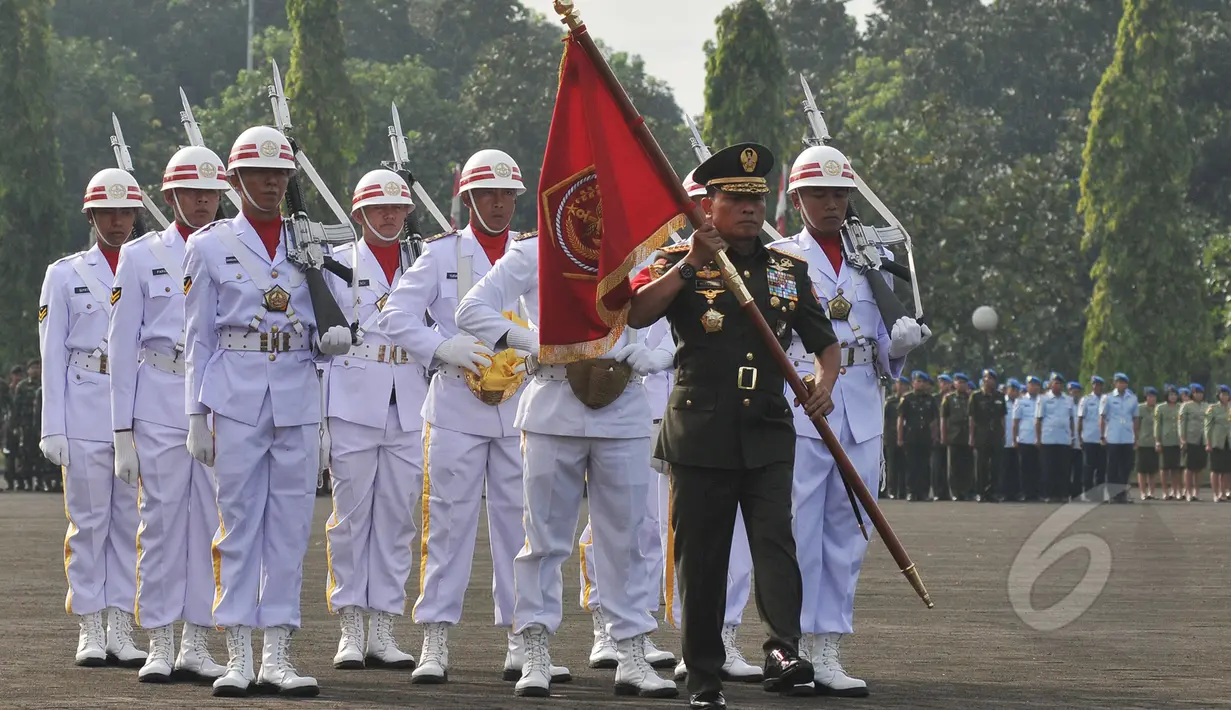 Panglima TNI Jenderal TNI Moeldoko (depan) membawa pataka saat peresmian organisasi Polisi Militer TNI di Mabes TNI, Jakarta, Senin (4/5/2015). Peresmian organisasi POM restrukturisasi dan penguatan sistem TNI. (Liputan6.com/Herman Zakharia)