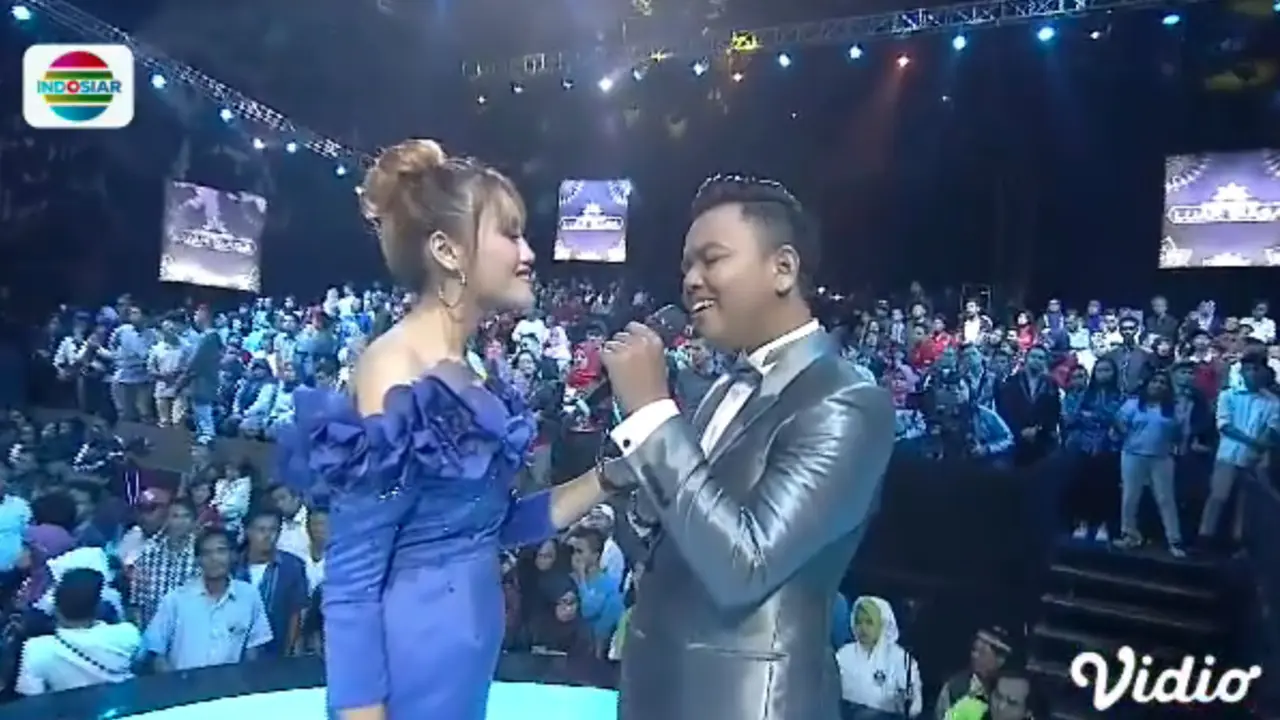 Kemesraan Rani Da dan Irsya Da Dalam Konser Luar Biasa Dangdut Perak. sumberfoto: Indosiar