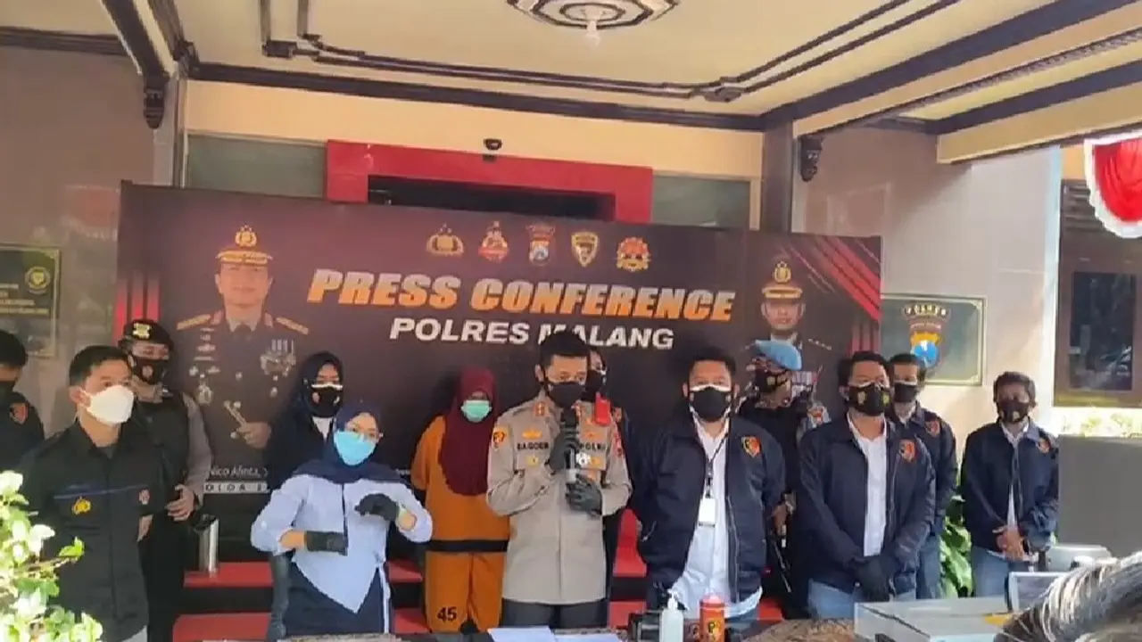 Polres Malang menangkap pelaku dugaan korupsi bansos PKH. (Dian Kurniawan/Liputan6.com)