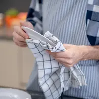 Semakin sering menggunakan lap dapur semakin banyak pula noda yang menempel (Foto: Freepik.com/zinkevych)