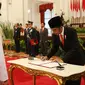 Presiden Joko Widodo menandatangangi berita acara saat pelantikan Anies Baswedan sebagai Gubernur DKI Jakarta periode 2017-2022 di Istana Negara, Jakarta, Senin (16/10). (Liputan6.com/Angga Yuniar)