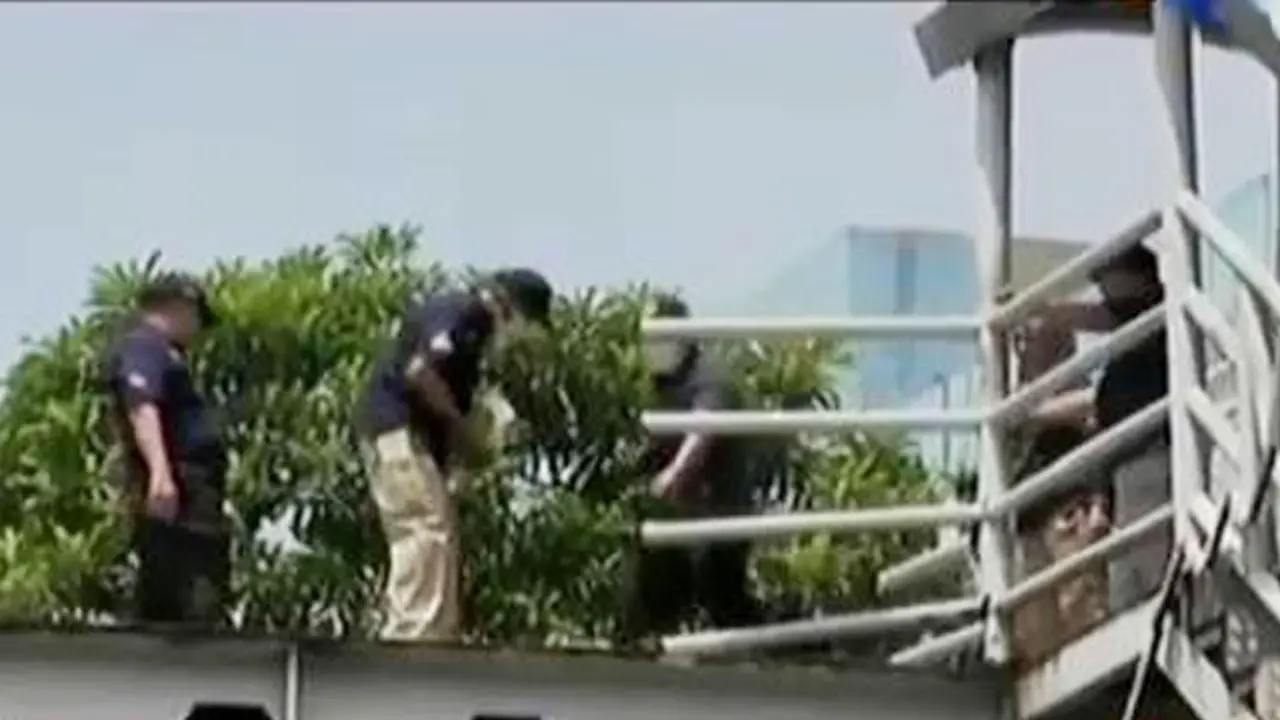  Olah TKP JPO Ambruk