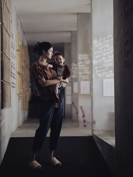 Memang bukan pertama kalinya jika Sabai tampak memakai pakaian biasa saat mengasuh anak. (Foto: instagram.com/ringgoagus)