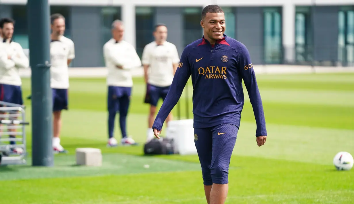 Senyum semringah pemain PSG, Kylian Mbappe, terpancar ketika dirinya kembali mendatangi tempat latihan di Poissy, Senin (14/8/2023). (Twitter/@PSG_English)