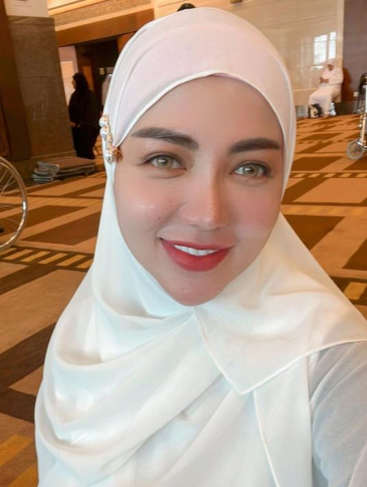 Sempat mengaku menjalani sedot lemak, akan tetapi Bella Shofie juga pernah melakukan operasi plastik di bagian hidung. Terlebih, penampilan baru Bella Shofie usai operasi plastik mencuri perhatian netizen. (Liputan6.com/IG/@bellashofie_rigan)