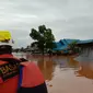 Banjir yang terjadi di wilayah Konawe Utara, ribuan warga mengungsi karena pemukiman terendam banjir hingga setinggi 3 meter. (Liputan6.com/ Ahmad Akbar)