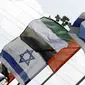 Bendera Israel dan Uni Emirat Arab berjejer di jalan di kota pesisir Israel, Netanya, pada 16 Agustus 2020. (AFP/Jack Guez)