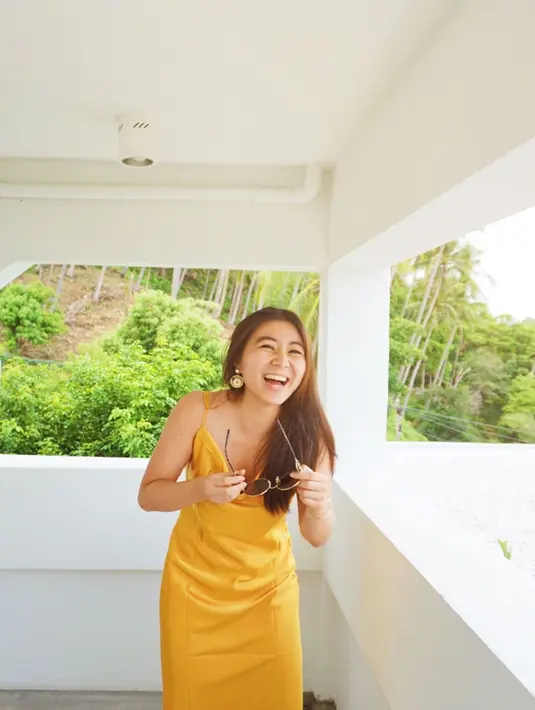 Tamara Gondo memiliki penampilan yang feminim, terlihat dari beberapa potret dirinya yang dibagikan di akun instagramnya. Tamara terlihat memesona dan bercahaya dalam balutan dress warna kuning. (Liputan6.com/IG/@tamarawuu)