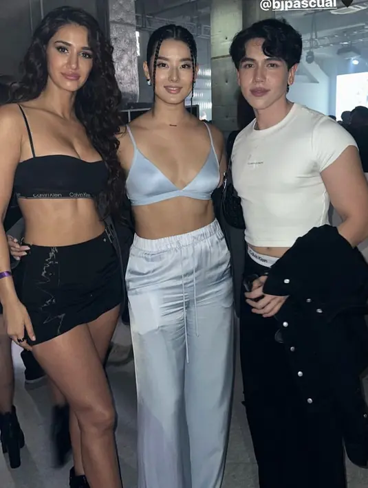 Disha Patani aktris India ini tampil dengan top putih dipadukan mini skirt warna hitam, dipadukan sepatu hitamnya. [@sumire808]