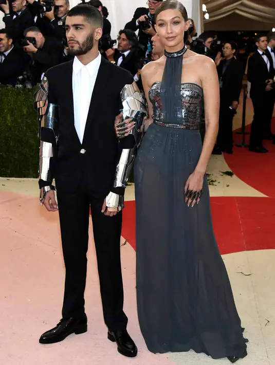 Mantan anggota One Direction ini malah menghabiskan waktu bersama dengan kekasihnya, Gigi Hadid. (AFP/Bintang.com)