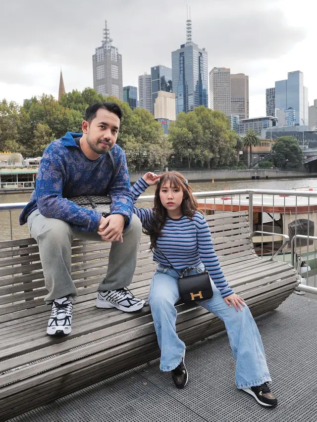 7 Potret Kiky Saputri dan Suami Liburan di Australia, Mesra Banget