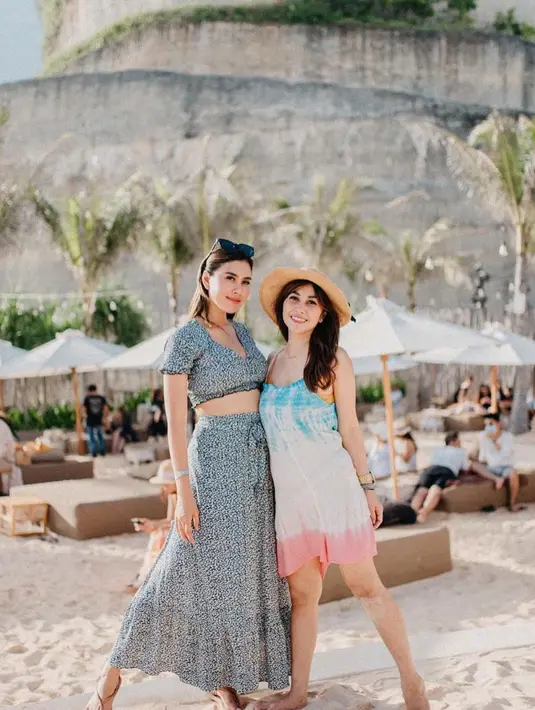 Di luar kesibukan kerjaan, keduanya beberapa kali menghabiskan waktu dengan liburan bersama. Begini gaya kompak mereka kenakan beach wear. [Foto: IG/nissyaa].