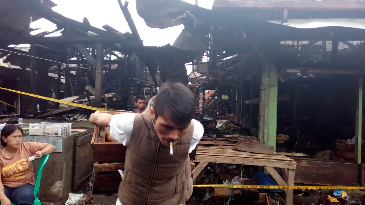 Beberapa pedagang menyelamatkan barang dagangannya yang tersisa
