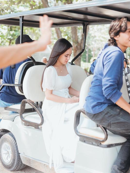 Meski lokasinya panas dan begitu terik, Shandy Aulia tampak profesional dan tetap berakting dengan sempurna. Ibu satu anak itu juga tetap terlihat anggun saat berada di buggy car. Rata-rata warganet juga mengomentari paras sang aktris yang tak menua sedikit pun sejak era debutnya. (Liputan6.com/IG/@shandyaulia)