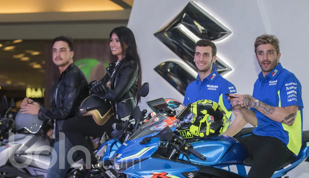 Pebalap MotoGP dari Suzuki Ecstar, Andrea Iannone (kanan) dan Alex Rins, menghadiri peluncuran motor Suzuki GSX-R150 dan GSX-S150 di Cilandak Town Square, Jakarta, Sabtu (18/2/2017). (Bola.com/Vitalis Yogi Trisna)