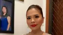 Felicia juga memakai perhiasan anting dan kalung berlian dari Mondial. Dengan desain yang terlihat menyatu dengan payet atau beads kebaya.  @djanurms.mua/@myrnamyura]