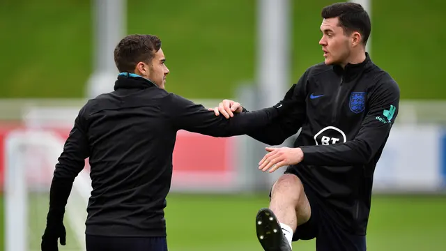 Gelandang Inggris, Harry Winks (kiri) dan bek Michael Keane.