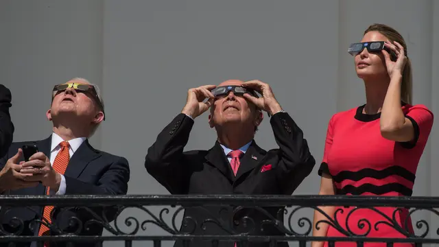 Ivanka Trump Saat Lihat Gerhana Matahari Total