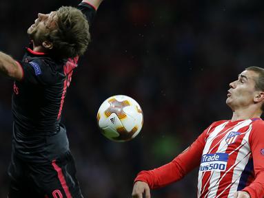 Duel pemain Atletico, Antoine Griezmann  (kanan) dan pemain Arsenal, Nacho Monreal pada semifinal Liga Europa di Wanda Metropolitano stadium, Madrid, (3/5/2018). Atletico menang 1-0. (AP/Paul White)