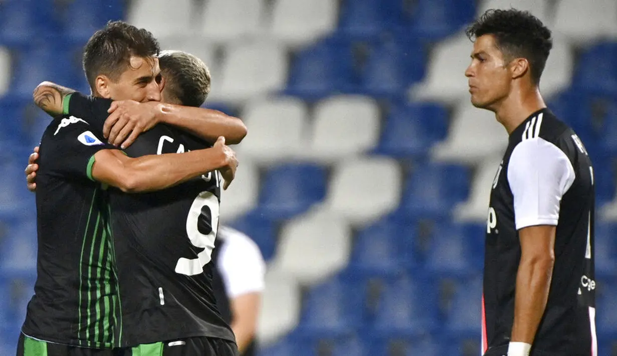 Pemain Sassuolo, Filip Djuricic dan Francesco Caputo merayakan gol ke gawang Juventus pada laga Serie A di Stadion Mapei, Rabu (15/7/2020). Kedua tim bermain imbang 3-3. (Massimo Paolone/LaPresse via AP)