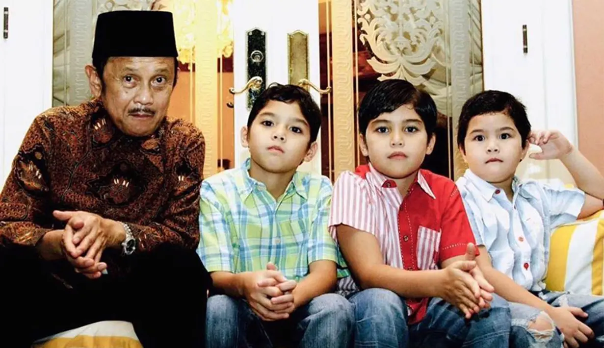 Al, El dan Dul mempunyai kenangan indah bersama almarhum B.J. Habibie. Abdul Qodir Jaelani alias Dul ini lahir 23 Agustus 2000. Pada Agustus lalu, ia merilis single yang berjudul “Kamu dan Aku”.(Liputan6.com/IG/@alghazali7)