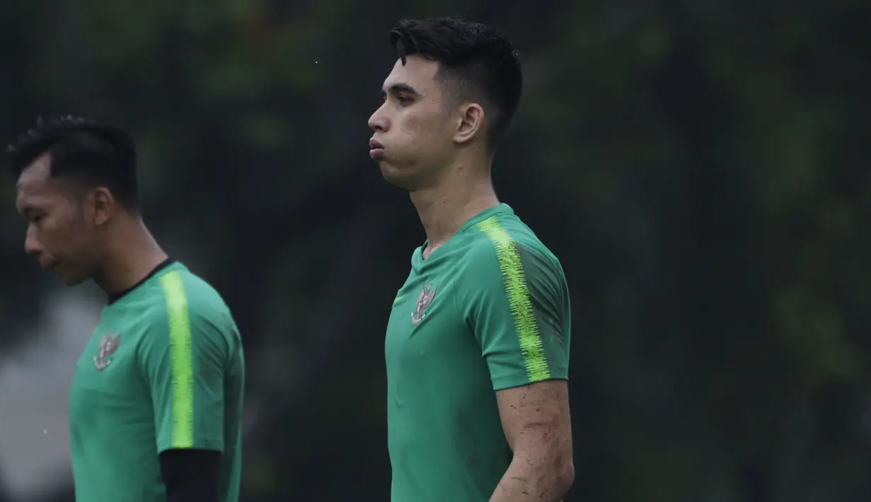 Kiper Timnas Indonesia U-22, Nadeo Argawinata, tampak lelah saat latihan di Lapangan ABC, Jakarta, Senin (14/1). Latihan ini merupakan persiapan jelang Piala AFF U-22. (Bola.com/Vitalis Yogi Trisna)