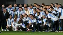 Pemain Argentina, Angel Di Maria berfoto bersama dengan rekan setimnya sebelum pertandingan kualifikasi Piala Dunia 2026 melawan Chile di stadion Mas Monumental, Buenos Aires, Argentina, Jumat (06/09/2024) WIB. (AFP/Luis Robayo)