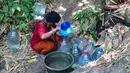 Penyandang tunanetra, Sujanah,mengambil air pada  mata air Sumur Bendung di kawasan Gunung Batur, Kota Cilegon, Banten, Minggu (19/07/2026). (KLY/Arie Basuki)