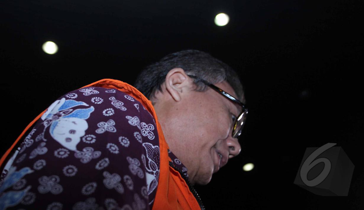 Sherman Rana Khrisna berjalan menuju mobil tahanan KPK setelah menjalani pemeriksaan sebagai tersangka di KPK, Jakarta, Jumat (8/5/15). KPK menahan Sherman terkait kasus ke Badan Pengawas Perdagangan Berjangka Komoditi . (Liputan6.com/Helmi Afandi)