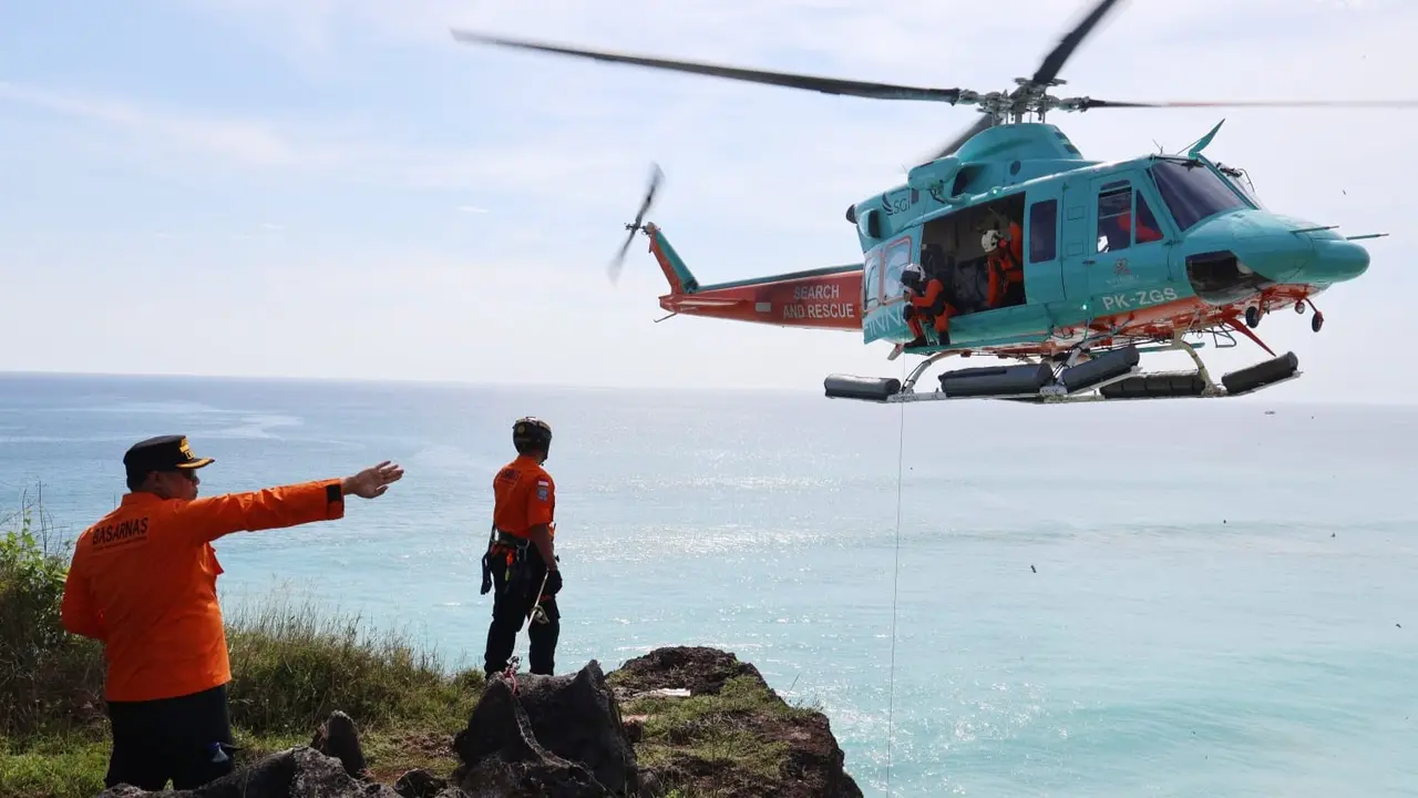 Tim SAR Denpasar mengevakuasi dua warga negara asing asal Rusia yang terjebak di bawah tebing di Pantai Cemongkak menggunakan helikopter.