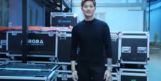 Sudah lebih dari sepekan Lee Jeong Hoon dan Monique Octaviani resmi menyandang status sebagai pasangan suami-istri. Namun belum terdengar dari keduanya soal rencana berbulan madu. (Adrian Putra/Bintang.com)