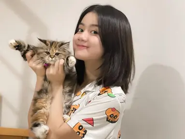 Beberapa waktu terakhir, Kayess sedang menjadi pusat perhatian. Ia baru saja menjadi bintang tamu podcast Deddy Corbuzier bersama Babyla. Setelah tenar, potret keseharian Kayess curi perhatian. Seperti saat brand ambassador ONIC bermain dengan kucing peliharaan. (Liputan6.com/IG/@ewkharis)