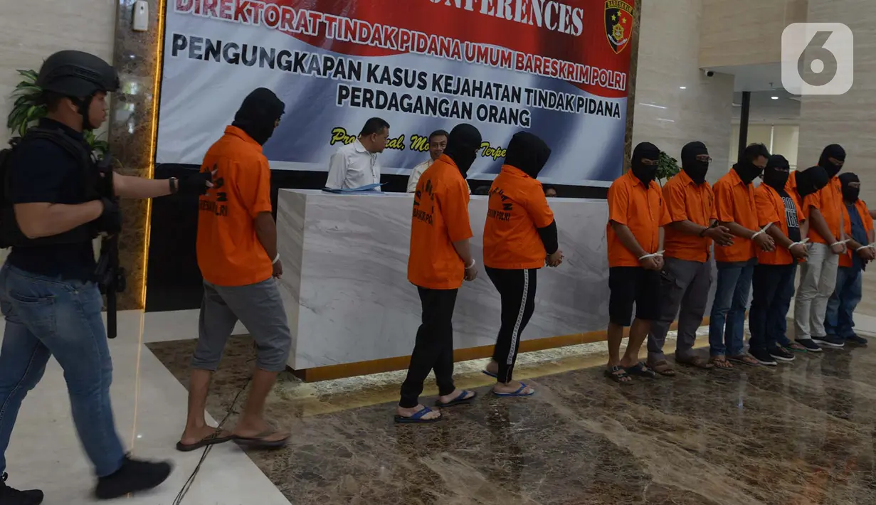 Para tersangka dihadirkan saat rilis kasus kejahatan Tindak Pidana Perdagangan Orang jaringan Timur Tengah Arab Saudi dan UEA di Bareskrim Polri, Jakarta, Selasa (29/10/2019). Sebanyak 48 orang korban akibat TPPO dan Tindak Pidana Perlindungan Pekerja Migran Indonesia ((PMI). (merdeka.com/Imam Buhor
