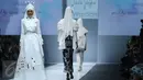 Model membawakan busana Wardah Cosmetik  rancangan Zaskia Sungkar  pada hari kedua Jakarta Fashion Week (JFW) 2016 di Senayan city, Jakarta, (25/10/2015). Kolaborasi menyajikan sebuah peragaan busana bertema Dynamic Bliss. (Liputan6.com/Herman Zakharia)