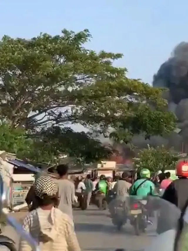 Diduga Korsleting Listrik, Ini 6 Potret Gudang Penyimpanan Kapten Vincent Terbakar