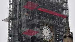 Kondisi jam Big Ben yang tidak ada jarumnya karena sedang dilakukan perbaikan dan pembersihan di London, Inggris (12/4). Renovasi besar ini sebelumnya diumumkan oleh House of Commons pada Senin, 14 Agustus 2017 lalu. (AFP Photo/Ben Stansall)