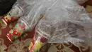 Bentuk masker gas yang dibuat oleh warga Suriah, Hadheefa al-Shahadh untuk menghadapi serangan pasukan pemerintah di Desa Maud Shurin, Provinsi Idlib, Selasa (11/). Hadheefa mengaku kesulitan memperoleh bahan pembuatan masker. (OMAR HAJ KADOUR/AFP)