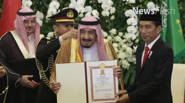 Penganugerahan dimulai dengan memberikan selempang jingga disusul mengalungkan Bintang Adipurna pada Raja Salman.