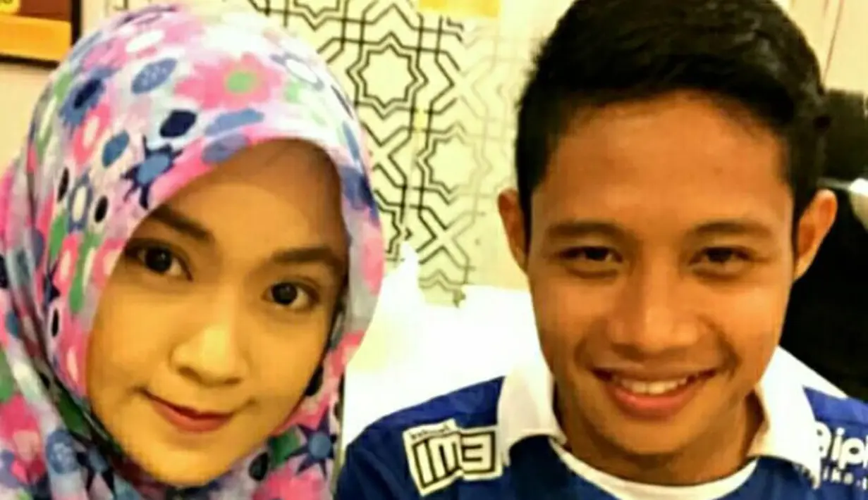 Kekasih Evan Dimas, merupakan seorang mahasiswi jurusan kedokteran di Universitas Wijaya Kusuma, Surabaya. (Bola.com/Zaidan Nazarul)