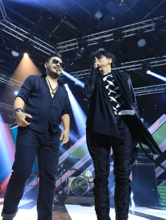 Penonton yang memenuhi area seakan tidak lagi bisa diam dengan lantunan musik yang sudah tidak asing lagi yang disuguhkan dari kedua grup musik tersebut. (Adrian Putra/Bintang.com)