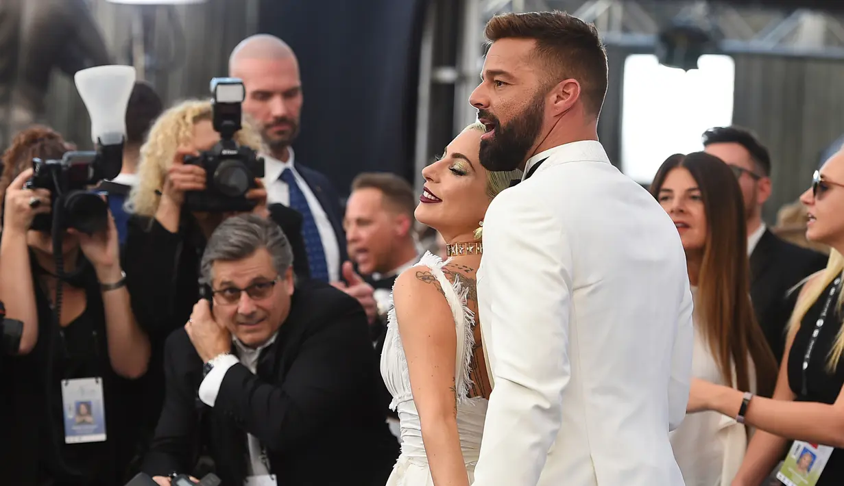 Lady Gaga bersama Ricky Martin berpose saat menghadiri acara 25th Screen Actors Guild Awards di Los Angeles, California, AS (28/1). Lady Gaga masuk dalam dua nominasi pribadi dalam film A Star Is Born di acara tersebut. (AP Photo/Jordan Strauss)