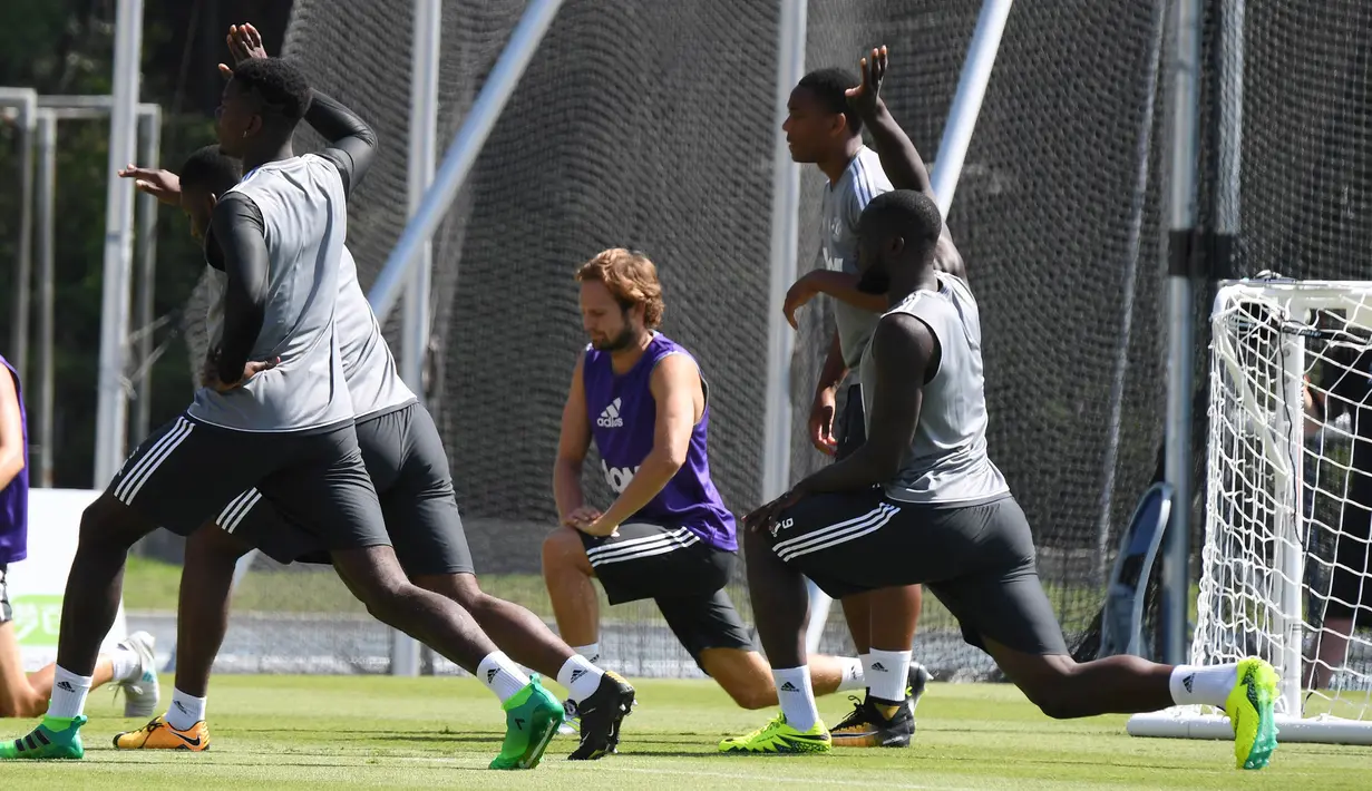 Bek Manchester United, Daley Blind, tampak serius saat mengikuti sesi latihan di Universitas California, AS, Jumat (14/7/2017). Skuad Setan Merah akan tampil di turnamen pramusim bertajuk International Champions Cup. (AFP/Robyn Beck)
