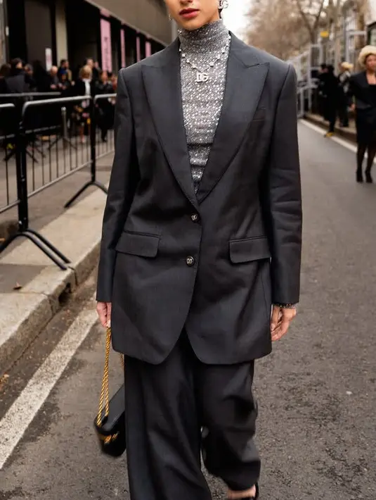 Ameera Khan juga menghadiri fashion show Dolce Gabbana di Milan Fashion Week. Kali ini tampil dengan gaya office look glamor dengan inner turtleneck silver blink-blink senada dengan kalung DG silver. Dipadukan setelan jas oversize abu-abu senada dengan celananya.  [@littlemisskhan]