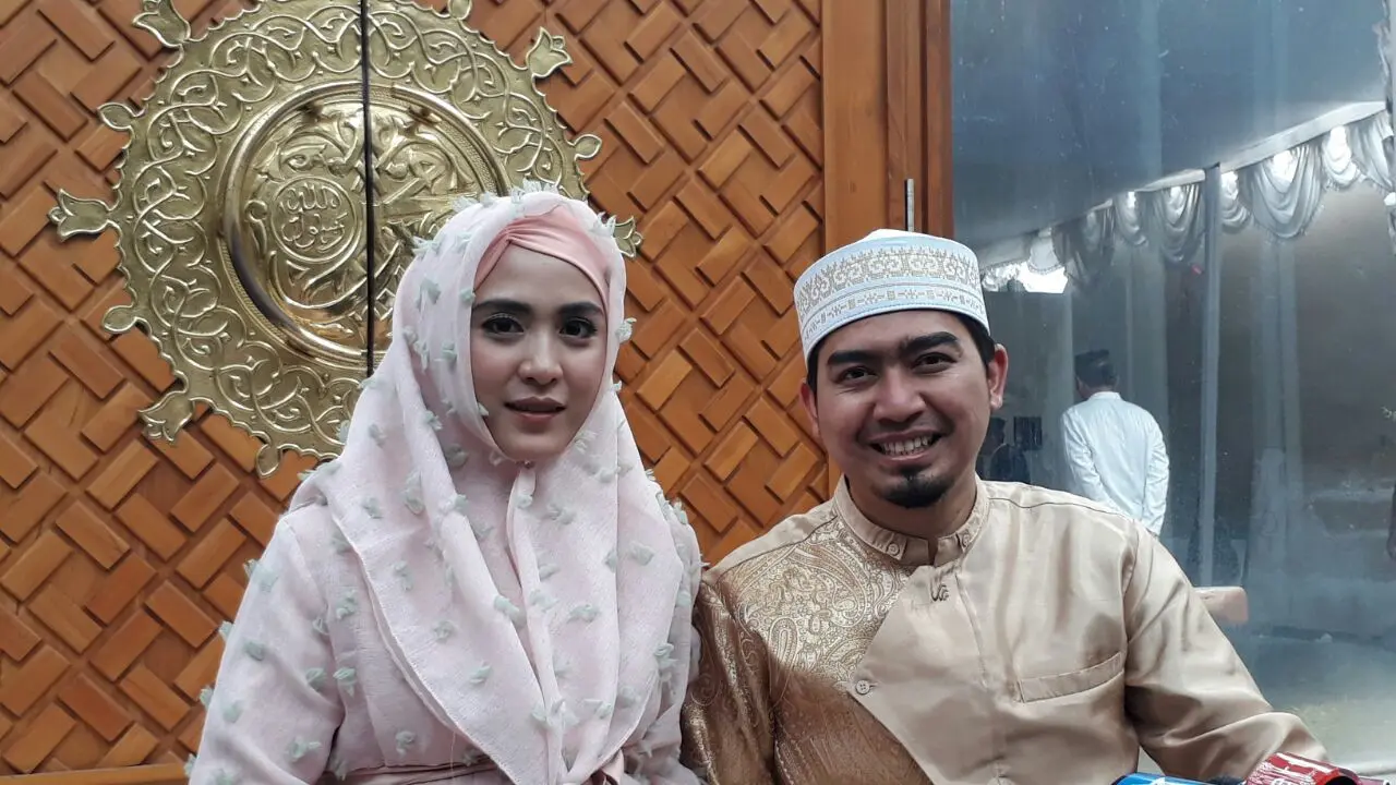 Ustaz Solmed dan April Jasmine