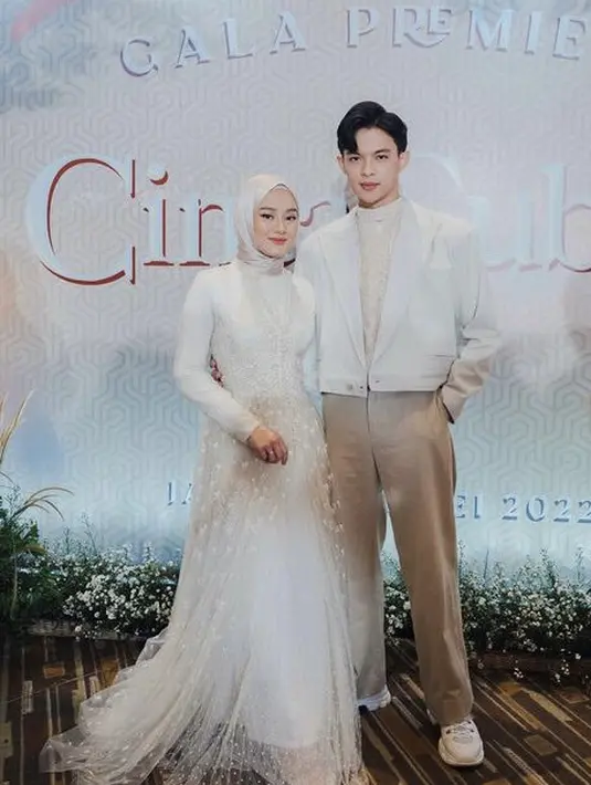 <p>Lace dress warna broken white ini dipadukan inner longsleeve dan hijab warna senada. Membaut Dinda semakin stylish.&nbsp;@dindahw</p>